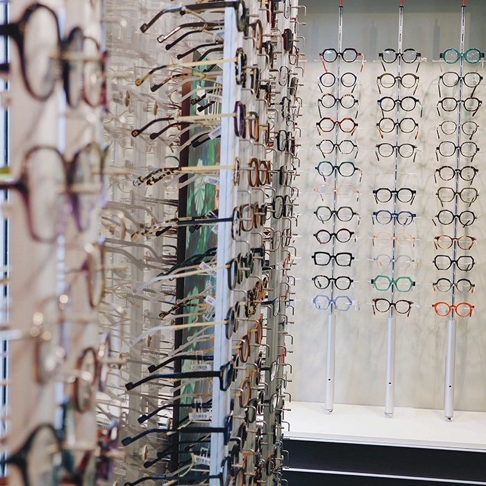 Mur de montures et sélection de lunettes chez Optique Audition Suin Valenciennes