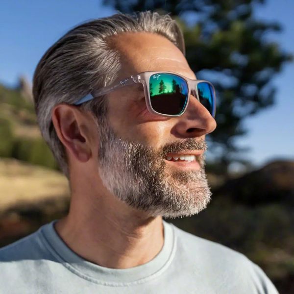 Lunettes de soleil Maui Jim avec verres miroir verts PolarizedPlus2® Homme portant des lunettes de soleil Maui Jim à verres polarisés miroir vert