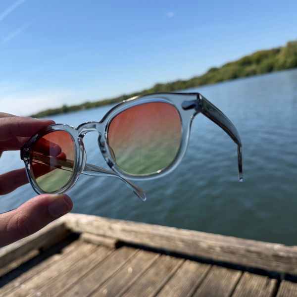 Lunettes de soleil transparentes aux verres miroir colorés au bord de l’eau chez Optique Audition Suin Valenciennes