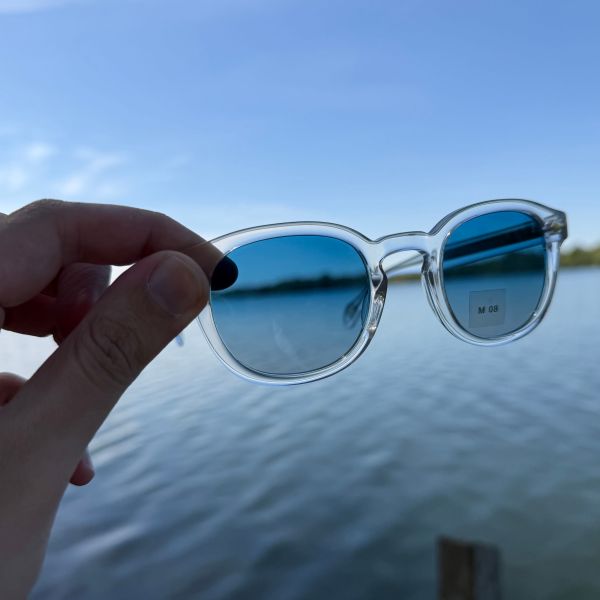Lunettes de soleil transparentes avec vue sur un lac chez Optique Audition Suin Valenciennes