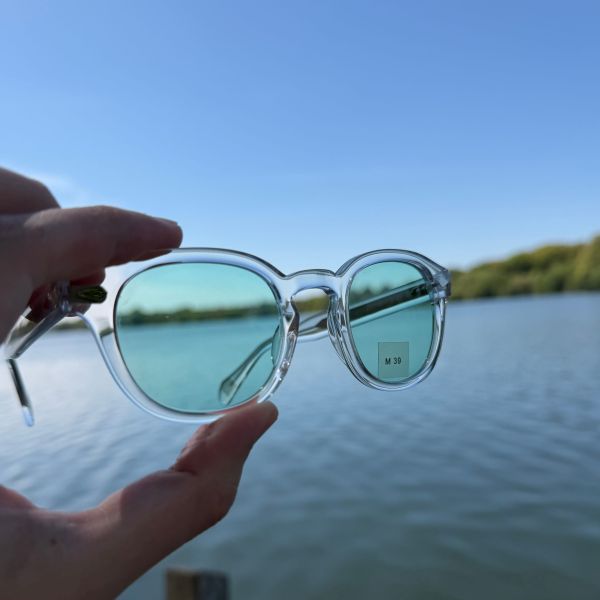 Lunettes de soleil transparentes face à un paysage naturel chez Optique Audition Suin Valenciennes