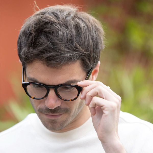Bright & Son : élégance masculine et confort au quotidien Homme portant des lunettes Bright & Son écaille au style contemporain chez Optique Audition Suin Valenciennes