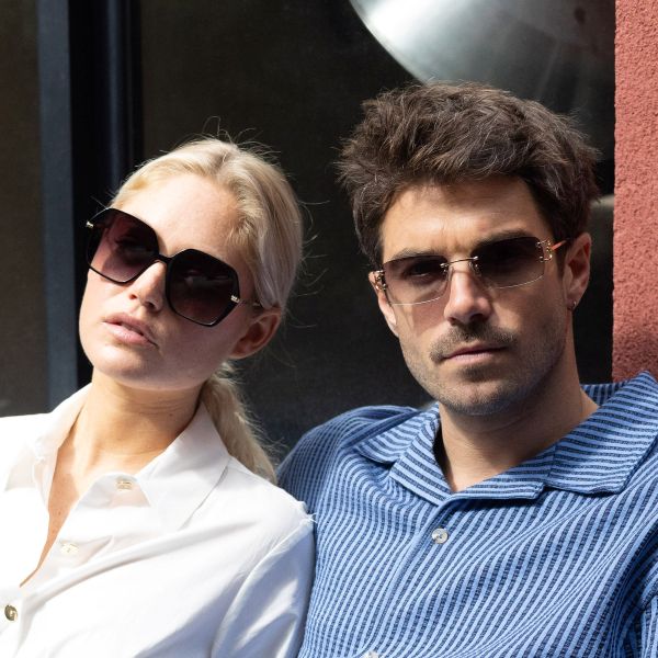 Homme et femme portant des lunettes de soleil contemporaines chez Optique Audition Suin Valenciennes