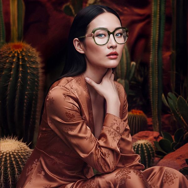 Découvrez l'univers féminin et créatif des lunettes Caroline Abram sur notre boutique en ligne Femme portant des lunettes Caroline Abram dans un univers élégant et raffiné aux inspirations mode