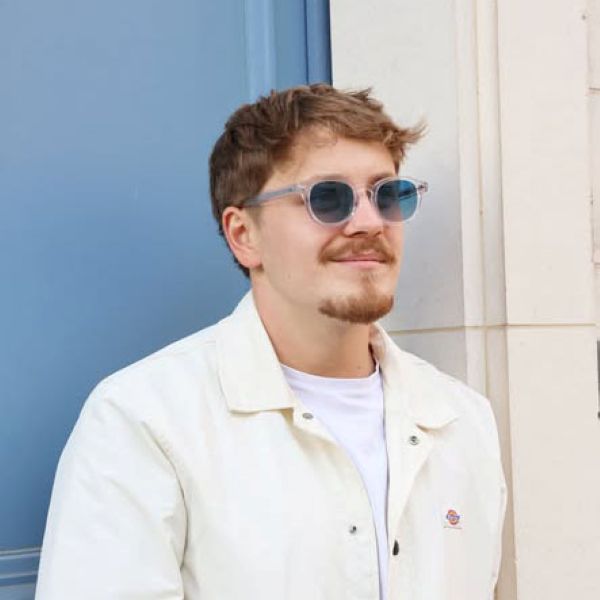 Homme portant des lunettes de soleil Colors by AXEO aux verres bleus chez Optique Audition Suin Valenciennes