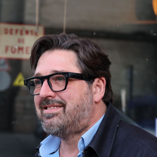 Portrait homme portant des lunettes Talla Eyewear noires chez Optique Audition Suin Valenciennes