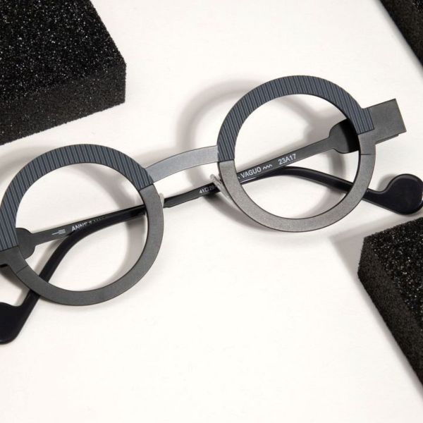 Collection Anne & Valentin – Lunettes design à Valenciennes Monture Anne et Valentin ronde graphique noir et gris – Optique Audition Suin Valenciennes