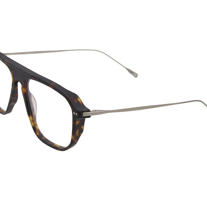 Brett : finesse des matériaux et élégance masculine Lunettes Brett écaille aux branches métalliques fines chez Optique Audition Suin Valenciennes
