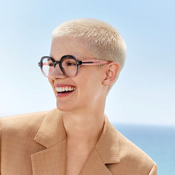 Découvrez la collection de lunettes de vue NUXE disponible sur notre boutique en ligne Femme portant des lunettes de vue NUXE au design élégant et contemporain
