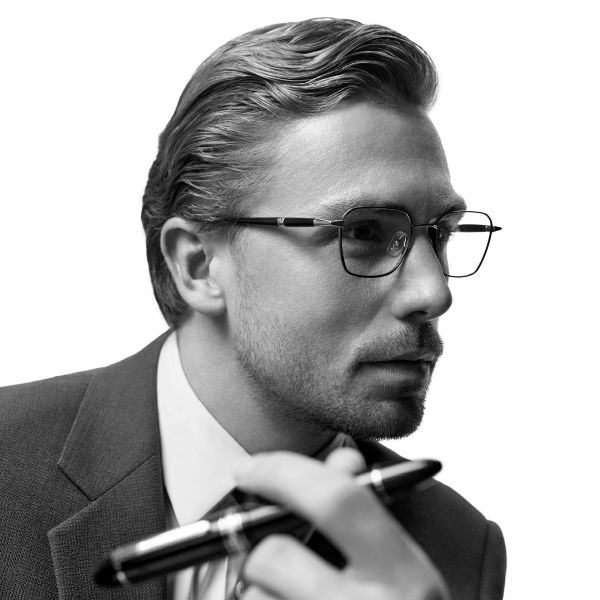Découvrez les lunettes de vue Montblanc sur notre boutique en ligne Homme portant des lunettes de vue Montblanc au style raffiné et aux finitions haut de gamme