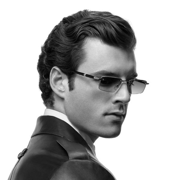 Découvrez les lunettes de soleil Montblanc sur notre boutique en ligne Homme portant des lunettes de soleil Montblanc au design élégant et intemporel