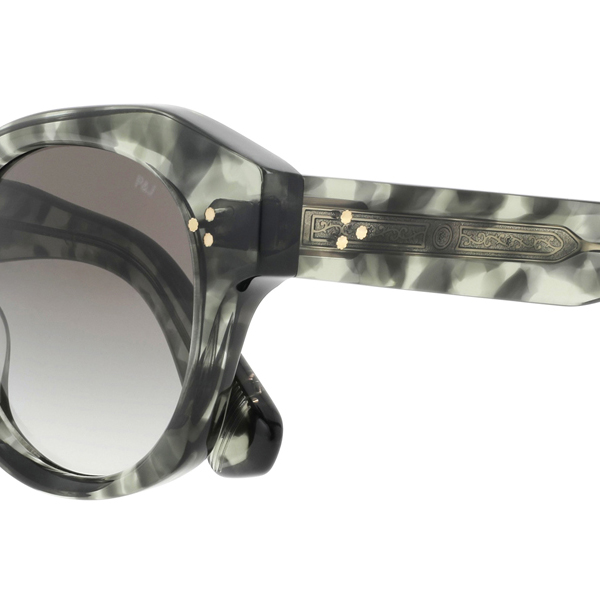 Détail de branche Paul & Joe translucide grise aux finitions raffinées chez Optique Audition Suin Valenciennes