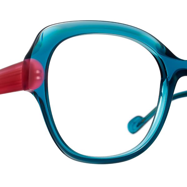 Découvrez les créations originales et colorées de Caroline Abram sur notre boutique en ligne Détail de la monture Caroline Abram Rachel 934-2 associant couleurs audacieuses et design féminin