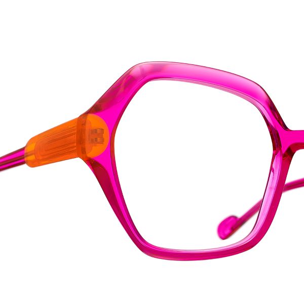 Découvrez les montures audacieuses et colorées de Caroline Abram sur notre boutique en ligne Détail de la monture Caroline Abram Roseta 932 aux couleurs éclatantes et au design féminin affirmé