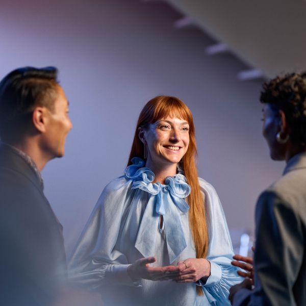 Femme souriante portant un appareil auditif discret lors d’une conversation chez Optique Audition Suin Valenciennes