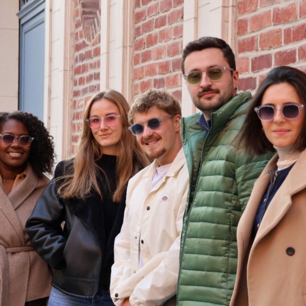 Groupe d’amis portant des lunettes Colors by AXEO aux verres colorés chez Optique Audition Suin Valenciennes