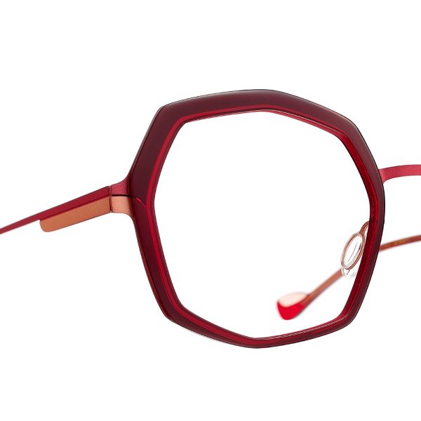 Découvrez les montures colorées et raffinées de Caroline Abram sur notre boutique en ligne Détail de la monture Caroline Abram Jenny C254-0528 aux teintes rouges élégantes et féminines