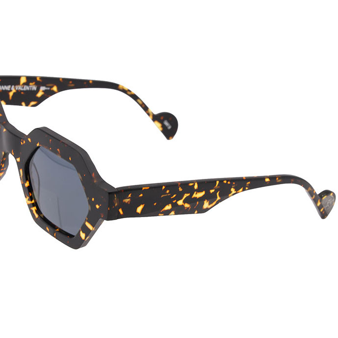 Anne & Valentin : élégance graphique et écaille contemporaine Lunettes Anne et Valentin écaille noire et dorée au design graphique chez Optique Audition Suin Valenciennes