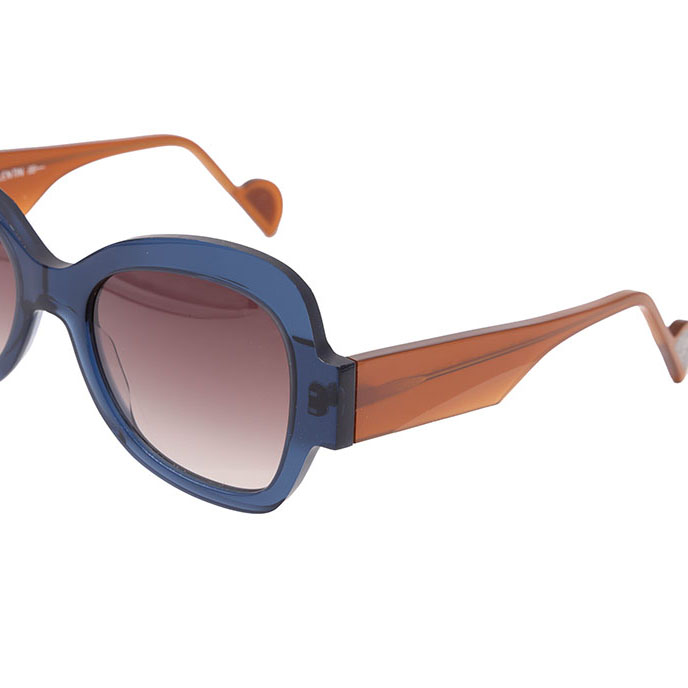 Anne & Valentin Soleil : élégance graphique et esprit vintage Lunettes de soleil Anne et Valentin bleues translucides avec branches marron chez Optique Audition Suin Valenciennes