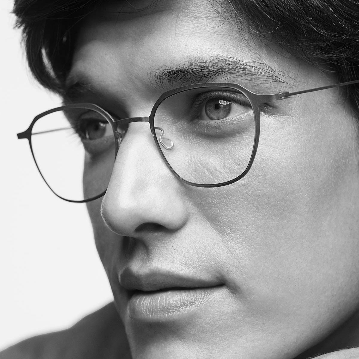 Lindberg : la légèreté du titane au service du regard Portrait noir et blanc avec lunettes Lindberg rondes en titane chez Optique Audition Suin Valenciennes