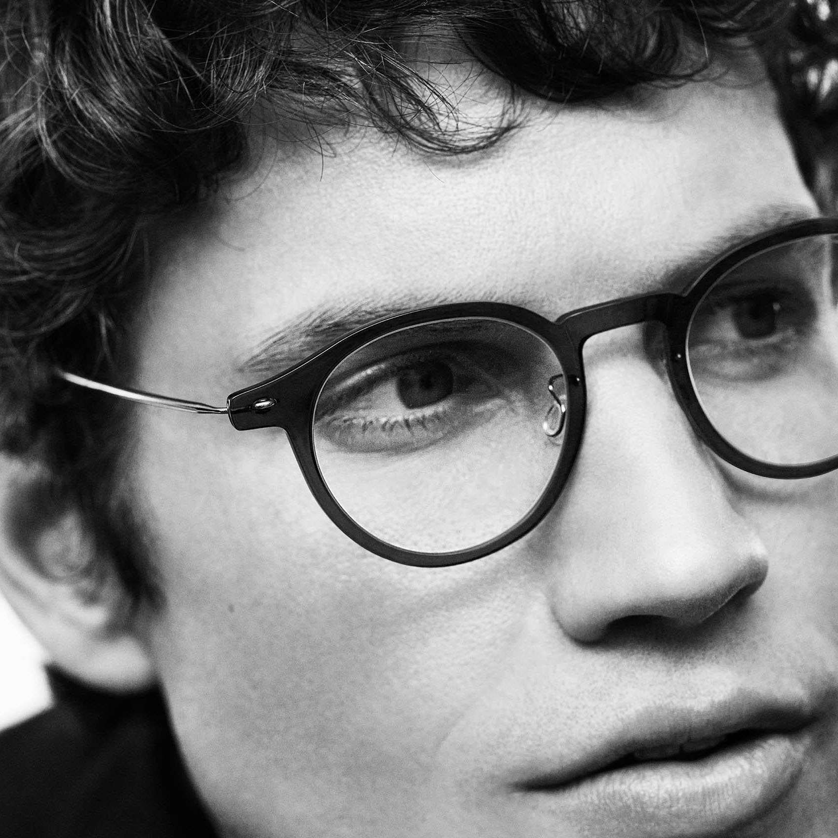 Lindberg : sobriété, précision et élégance intemporelle Portrait noir et blanc avec lunettes Lindberg au design minimaliste chez Optique Audition Suin Valenciennes