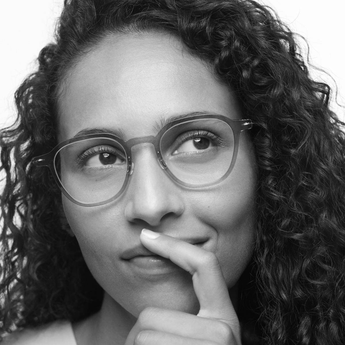 Lindberg : transparence, légèreté et élégance naturelle Portrait noir et blanc avec lunettes Lindberg translucides chez Optique Audition Suin Valenciennes