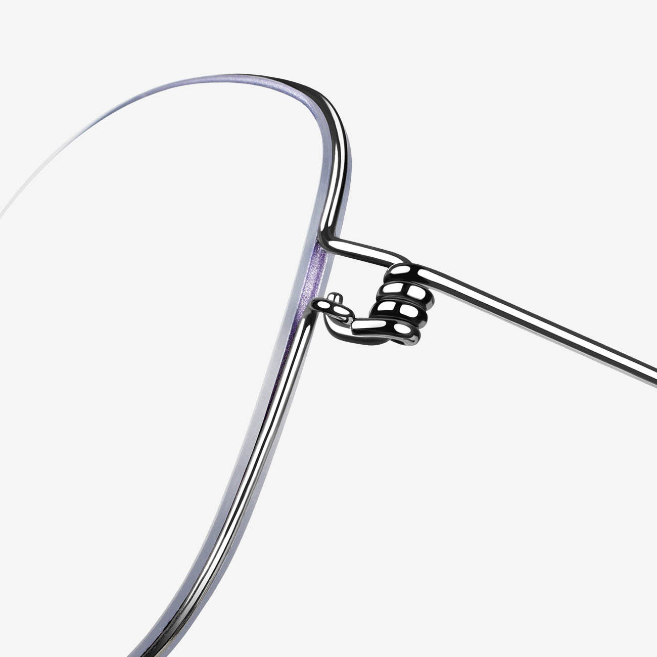 Le souci du détail au cœur des lunettes de créateurs Détail de charnière et finition de lunettes créateur haut de gamme chez Optique Audition Suin Valenciennes