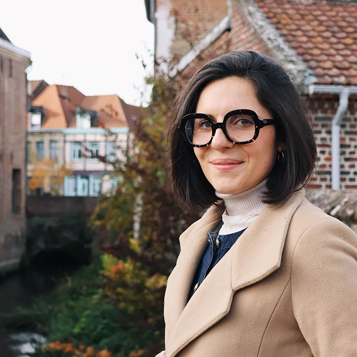 Découvrez nos lunettes de créateurs en ligne chez Optique Audition Suin Femme portant des lunettes créateur noires disponibles sur l’e-boutique Optique Audition Suin Valenciennes