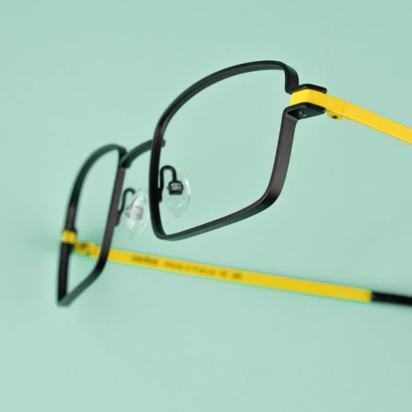 Découvrez le savoir-faire créatif des lunettes Oxibis sur notre boutique en ligne Détail d'une monture Oxibis au design graphique et aux finitions contemporaines
