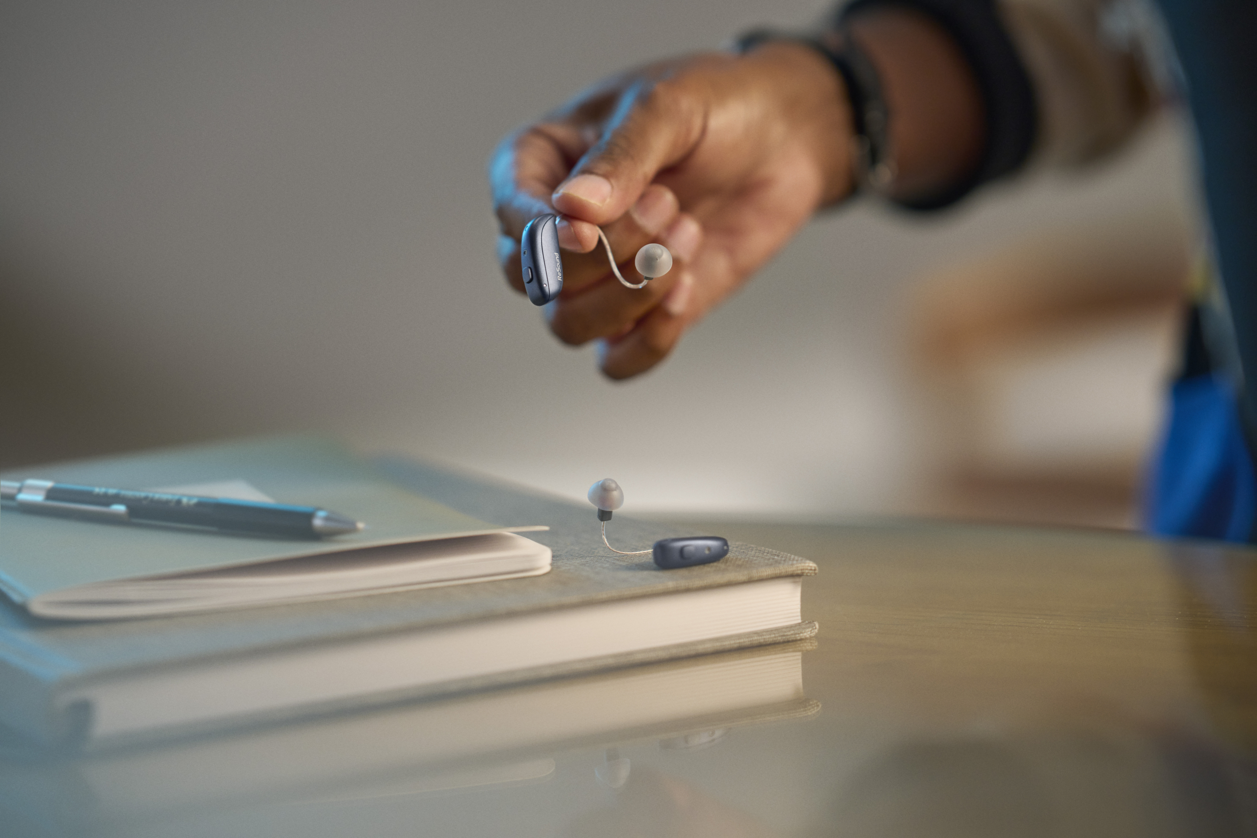 Appareil auditif ReSound Savi tenu en main, solution 100 % Santé connectée et discrète