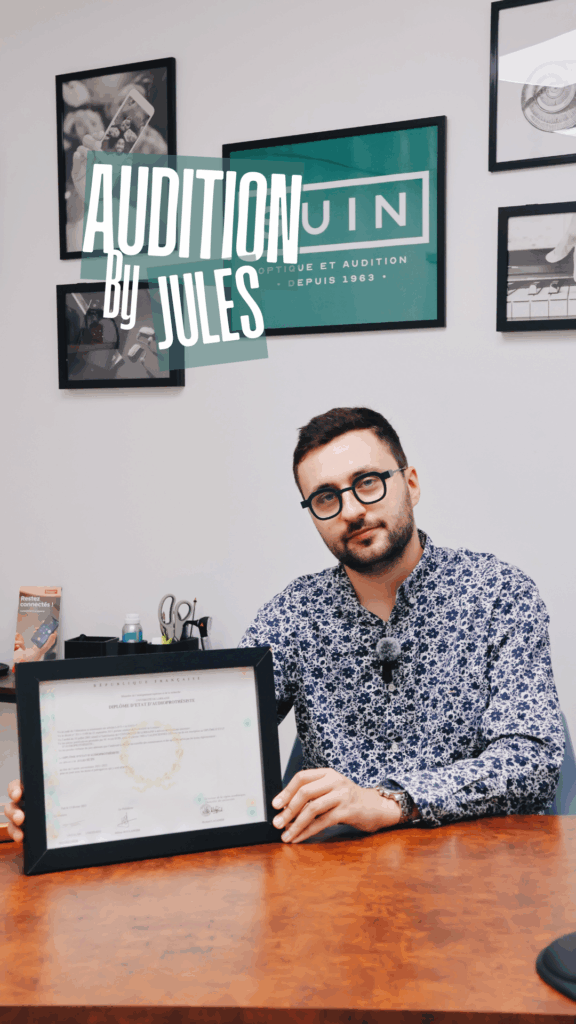 Jules Suin, audioprothésiste diplômé, présentant son diplôme au sein du magasin Optique Audition Suin à Valenciennes